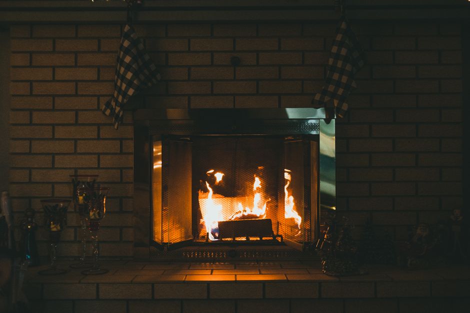 Plaid doux et thé fumant pour une atmosphère hygge.