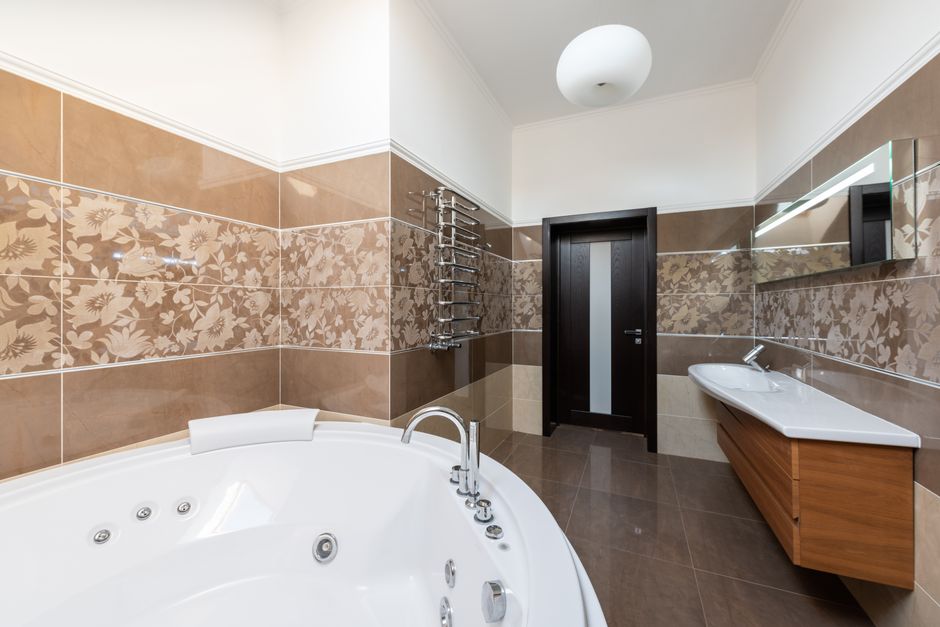 Rangement optimisé sous lavabo de salle de bain.