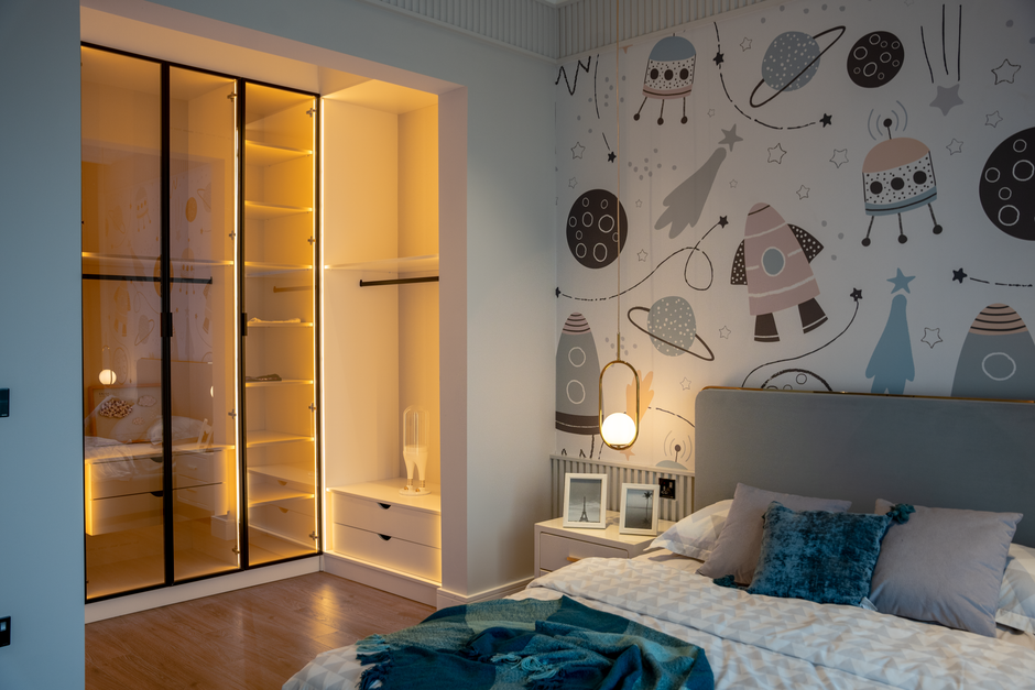 Mobilier en bois dans chambre d'enfant moderne.