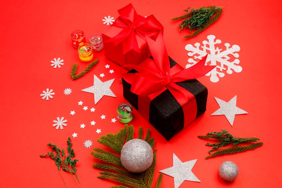Papier peint Noël avec rennes et étoiles dorées.